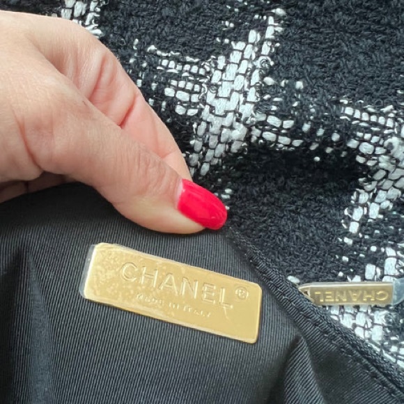 CHANEL 19 BAG (AUTHENTIC) - Picture 11 of 12
